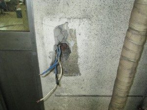 愛知県にて、フォークリフト充電に使用する動力コンセント取替、手元開閉器取替工事のご依頼をいただきました。