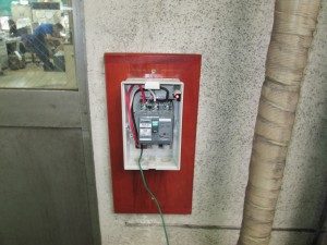愛知県にて、フォークリフト充電に使用する動力コンセント取替、手元開閉器取替工事のご依頼をいただきました。