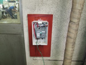 愛知県にて、フォークリフト充電に使用する動力コンセント取替、手元開閉器取替工事のご依頼をいただきました。