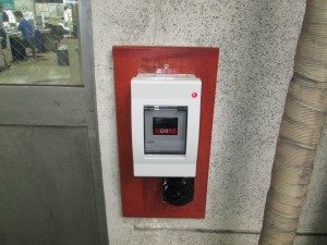 愛知県にて、フォークリフト充電に使用する動力コンセント取替、手元開閉器取替工事のご依頼をいただきました。