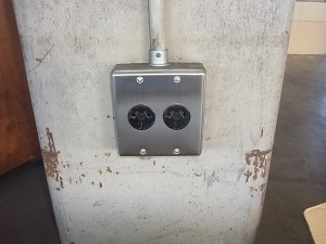 愛知県にて、200V用コンセント 取替工事のご依頼をいただきました。