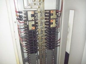 愛知県の倉庫にて、フォークリフト 充電用 コンセント設置工事のご依頼をいただきました。