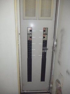 愛知県の倉庫にて、フォークリフト 充電用 コンセント設置工事のご依頼をいただきました。