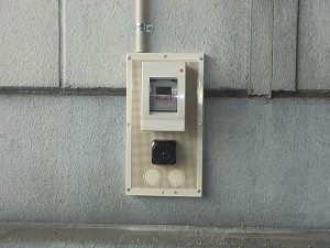 愛知県の倉庫にて、フォークリフト 充電用 コンセント設置工事のご依頼をいただきました。