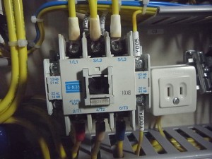 愛知県の工場にて、制御盤 マグネットスイッチ取替工事のご依頼をいただきました。