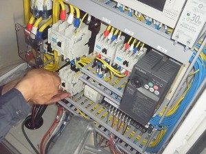 愛知県の工場にて、制御盤 マグネットスイッチ取替工事のご依頼をいただきました。