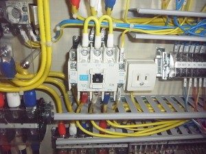 愛知県の工場にて、制御盤 マグネットスイッチ取替工事のご依頼をいただきました。