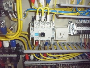 愛知県の工場にて、制御盤 マグネットスイッチ取替工事のご依頼をいただきました。