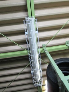 愛知県にて、震災対策(飛散防止) 照明器具ガード取付 電気工事のご依頼をいただきました。