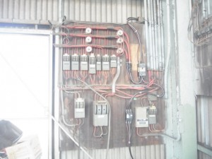 名古屋市南区の工場にて、ヒューズ式からブレーカー式へ ブレーカー取替 防水ボックス取付工事のご依頼をいただきました。