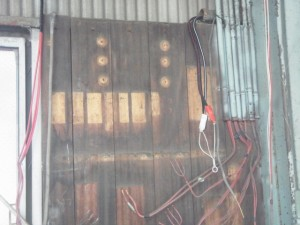 名古屋市南区の工場にて、ヒューズ式からブレーカー式へ ブレーカー取替 防水ボックス取付工事のご依頼をいただきました。