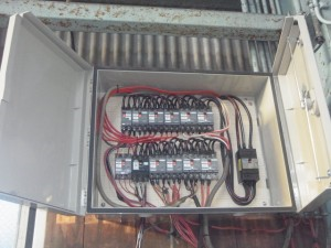 名古屋市南区の工場にて、ヒューズ式からブレーカー式へ ブレーカー取替 防水ボックス取付工事のご依頼をいただきました。