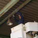 愛知県の工場にて、高所作業 水銀灯照明からLED照明へ照明取替工事(岩崎製)のご依頼をいただきました。