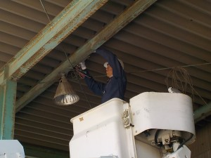 愛知県の工場にて、高所作業 水銀灯照明からLED照明へ照明取替工事(岩崎製)のご依頼をいただきました。