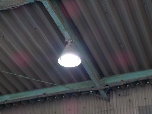 愛知県の工場にて、高所作業 水銀灯照明からLED照明へ照明取替工事(岩崎製)のご依頼をいただきました。