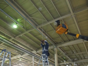 名古屋市の工場にて、高所作業 照明器具取替 及び 移設 間引き増設工事のご依頼をいただきました。