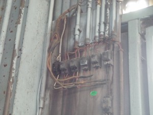 名古屋市南区の工場にて、ヒューズ式からブレーカー式へ ブレーカー取替 防水ボックス取付工事のご依頼をいただきました。