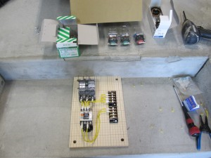 愛知県にて、エレベーター制御盤 組立作業 電気工事のご依頼をいただきました。