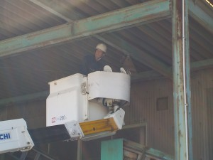 愛知県の工場にて、高所作業 水銀灯照明からLED照明へ照明取替工事(岩崎製)のご依頼をいただきました。