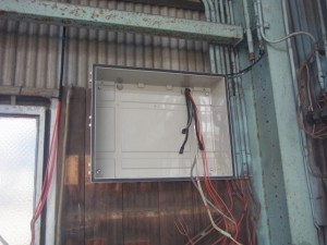 名古屋市南区の工場にて、ヒューズ式からブレーカー式へ ブレーカー取替 防水ボックス取付工事のご依頼をいただきました。