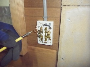 愛知県のプレハブ小屋て、分電盤 照明取付 コンセント取付 電気工事のご依頼をいただきました。