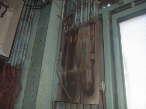 名古屋市南区の工場にて、ヒューズ式からブレーカー式へ ブレーカー取替 防水ボックス取付工事のご依頼をいただきました。