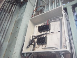 名古屋市南区の工場にて、ヒューズ式からブレーカー式へ ブレーカー取替 防水ボックス取付工事のご依頼をいただきました。