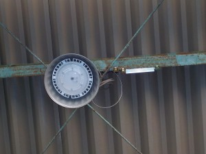 愛知県の工場にて、高所作業 水銀灯照明からLED照明へ照明取替工事(岩崎製)のご依頼をいただきました。