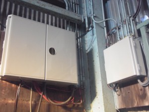 名古屋市南区の工場にて、ヒューズ式からブレーカー式へ ブレーカー取替 防水ボックス取付工事のご依頼をいただきました。