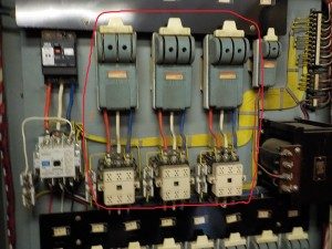 愛知県にて、分電盤内 開閉器 ブレーカーと電磁接触器取替電気工事のご依頼をいただきました。