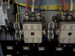 愛知県にて、分電盤内 開閉器 ブレーカーと電磁接触器取替電気工事のご依頼をいただきました。