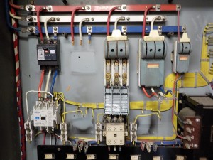 愛知県にて、分電盤内 開閉器 ブレーカーと電磁接触器取替電気工事のご依頼をいただきました。