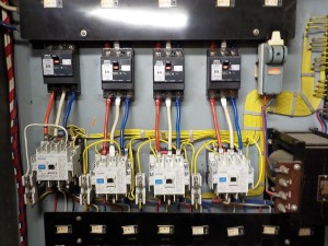 愛知県にて、分電盤内 開閉器 ブレーカーと電磁接触器取替電気工事のご依頼をいただきました。