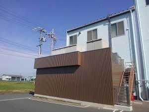 愛知県内の工場で、BCP(事業継続計画)対策として、キュービクル嵩上、電気設備工事のご依頼をいただきました。