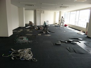愛知県のオフィスにて、OAフロア内の床配線工事のご依頼をいただきました。