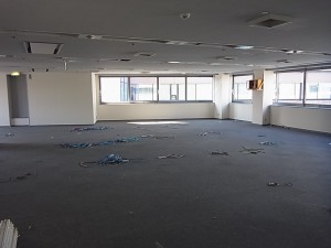 名古屋市のオフィスにて、床配線撤去処理工事のご依頼をいただきました。