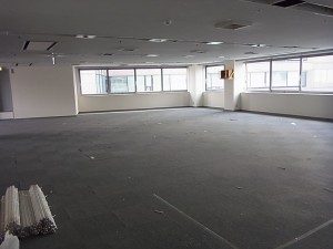 名古屋市のオフィスにて、原状回復工事 床配線撤去処理工事のご依頼をいただきました。