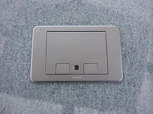 名古屋市のオフィスにて、フロアプレート取替電気工事のご依頼をいただきました。