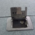 名古屋市のオフィスにて、フロアプレート取替電気工事のご依頼をいただきました。