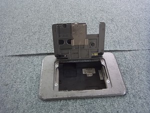 名古屋市のオフィスにて、フロアプレート取替電気工事のご依頼をいただきました。