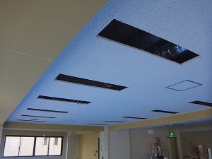 名古屋市のオフィス ビルテナントにて、埋め込み型 照明器具取替 電気工事のご依頼を頂きました。